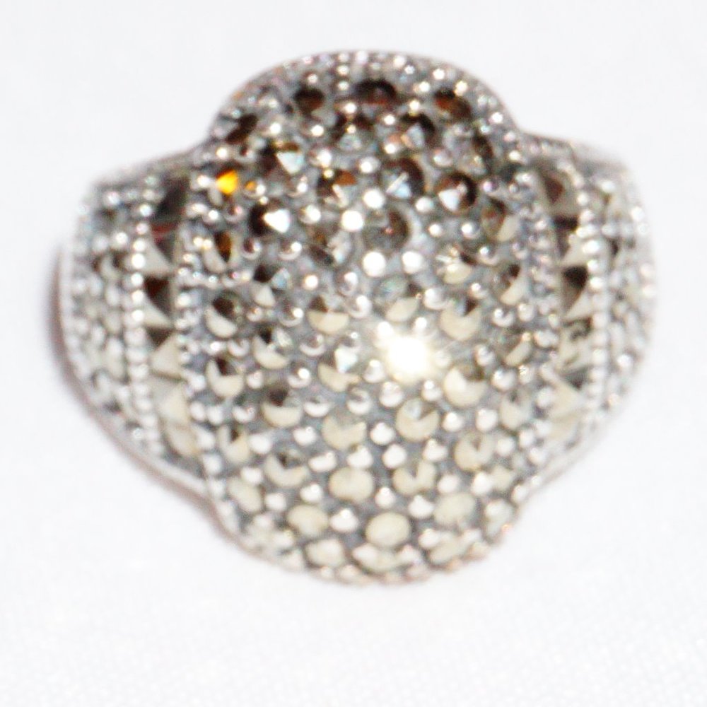 925 SILVER AND MARCASITE DOMED RING - Picture 3 of 7